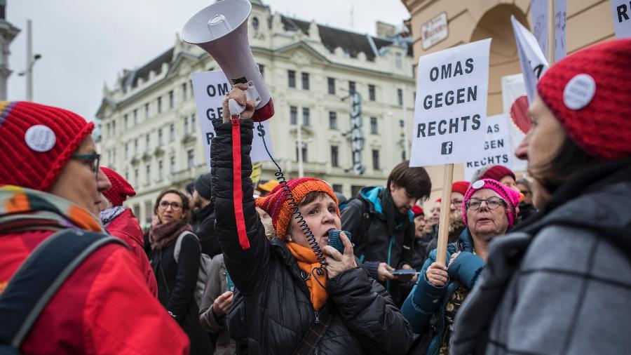 O grupo "Vovós Contra a Direita" protesta em Viena, na Áustria - Lena Mucha/The New York Times