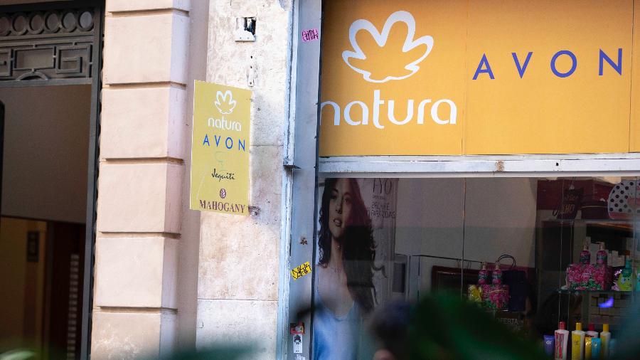 Natura anunciou compra da Avon em 22 de maio de 2019; na foto, placa de loja mostra as logomarcas das duas empresas - Bruno Rocha/Estadão Conteúdo