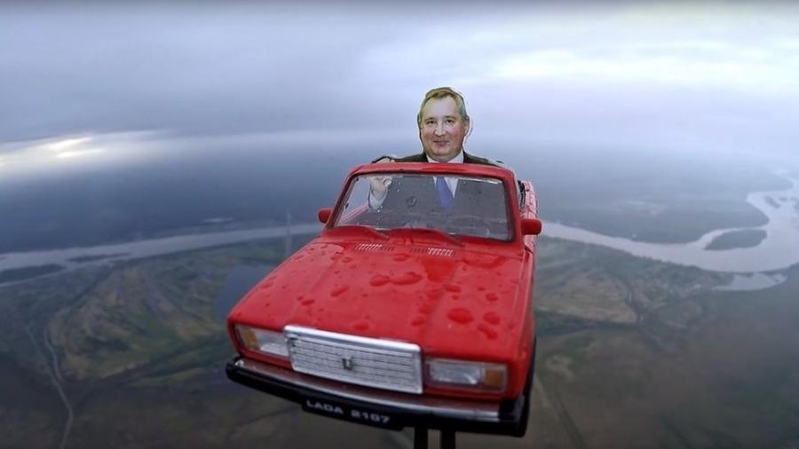 Reprodução do carro russo Lada com imagem de Dmitry Rogozin na direção - VK.COM/TOSKY_VK