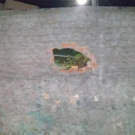 Muro quebrado após carro dirigido por tia atingir sobrinho - Divulgação/2° Batalhão de Polícia Militar de Propriá