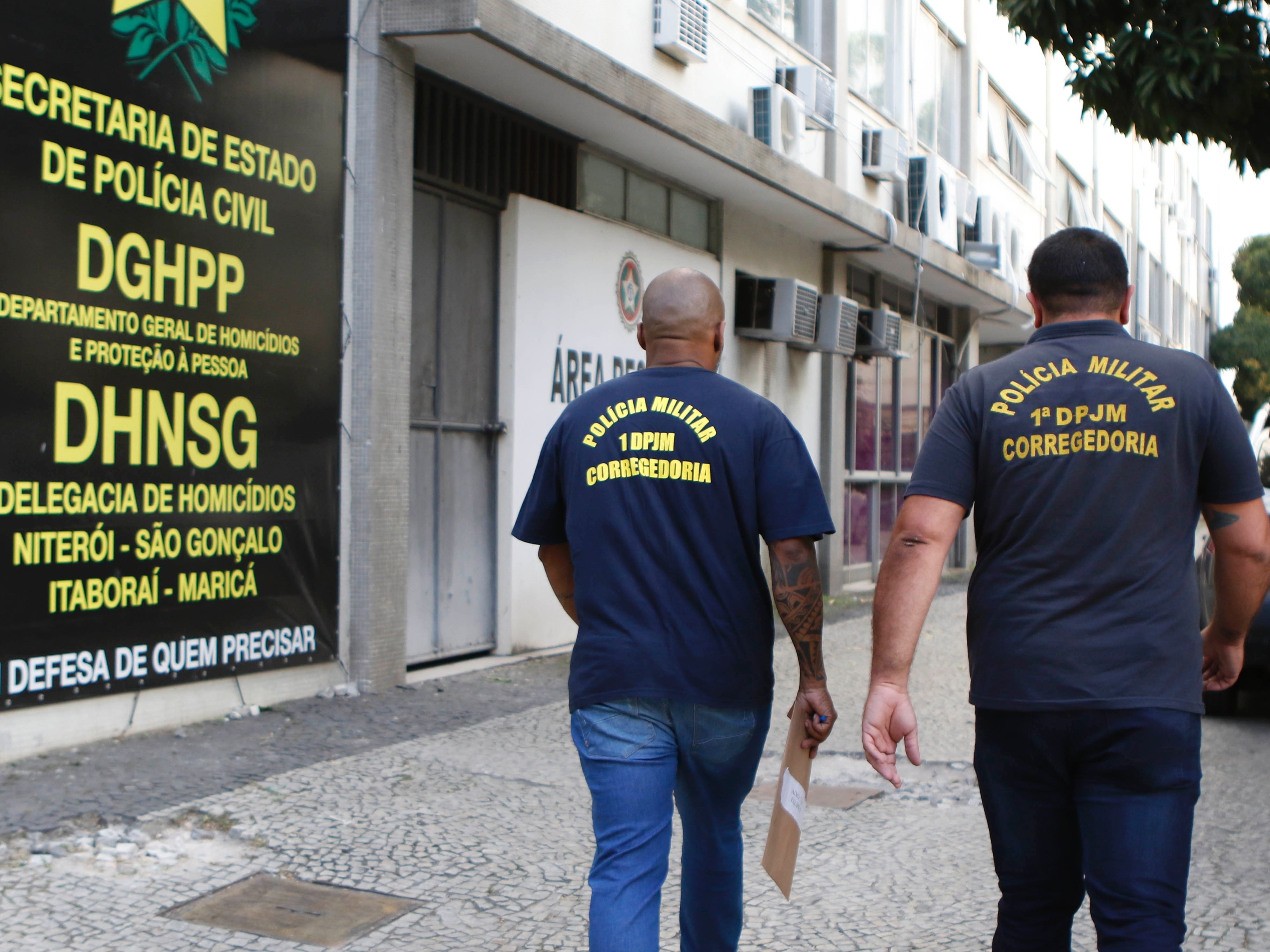 Ex-PM pula do 4º andar de prédio e foge da polícia em ação contra milícia -  04072019 - UOL Notícias