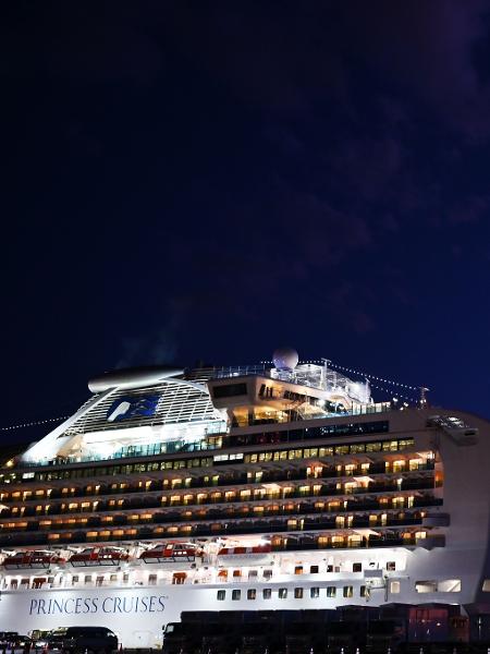 O navio Diamond Princess é visto no terminal de cruzeiros do cais de Daikoku, no porto de Yokohama - CHARLY TRIBALLEAU / AFP