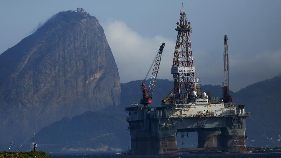 Plataforma de petróleo na Baía de Guanabara, Rio de Janeiro - Pilar Olivares