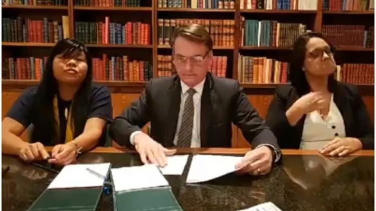 Ysani junto com Bolsonaro e intérprete de libras - Reprodução - Reprodução