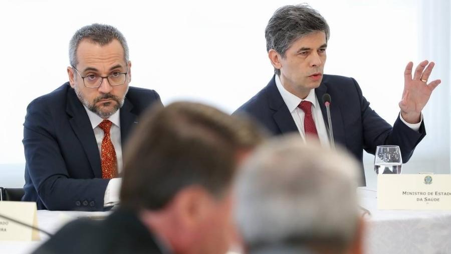 Abraham Weintraub (à esq.) e Nelson Teich, ministros da Educação e da Saúde, respectivamente, durante reunião ministerial com Jair Bolsonaro - Marcos Corrêa/PR