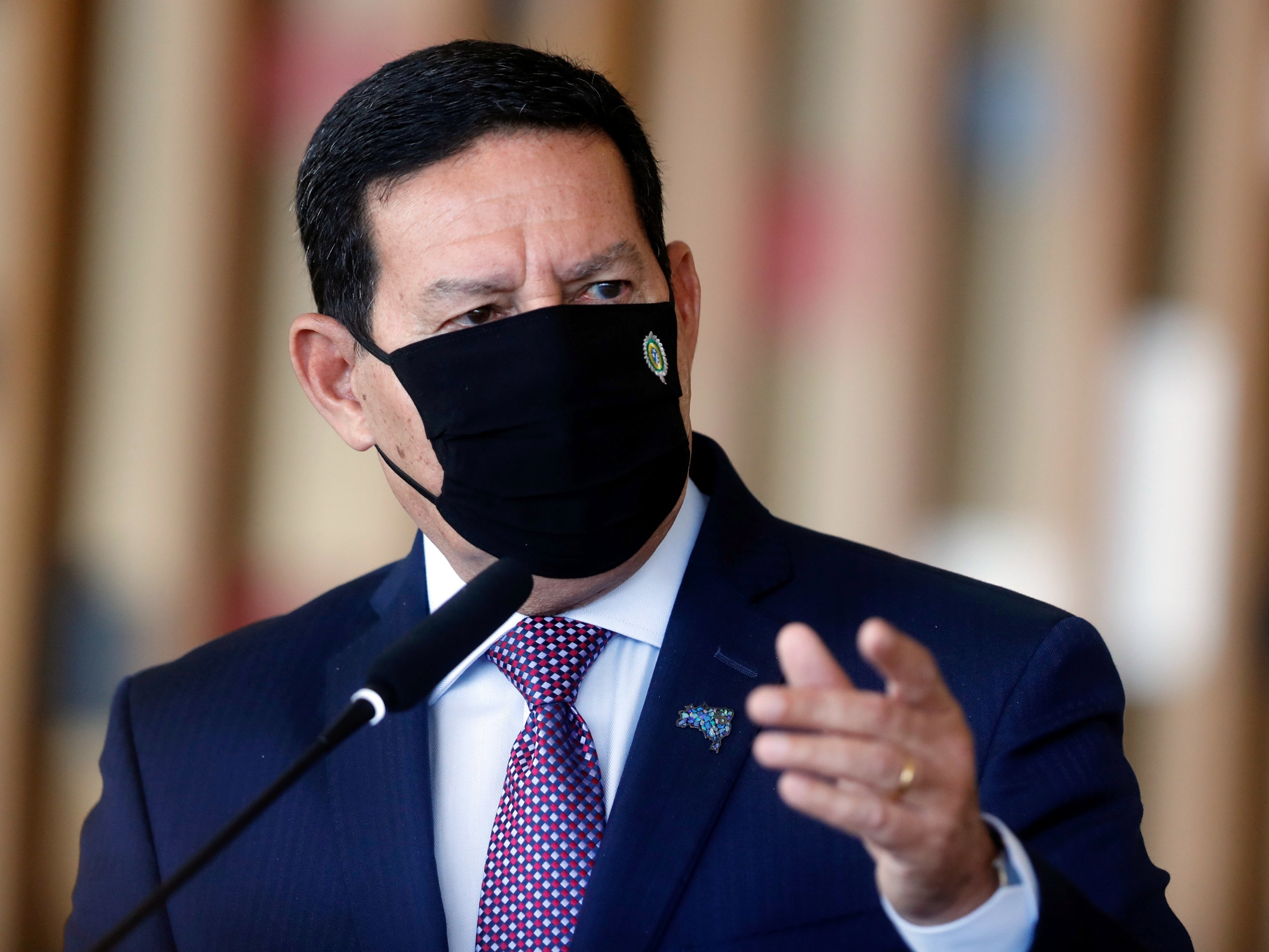 Mourão diz ser contra acúmulo de salários de militares acima do teto