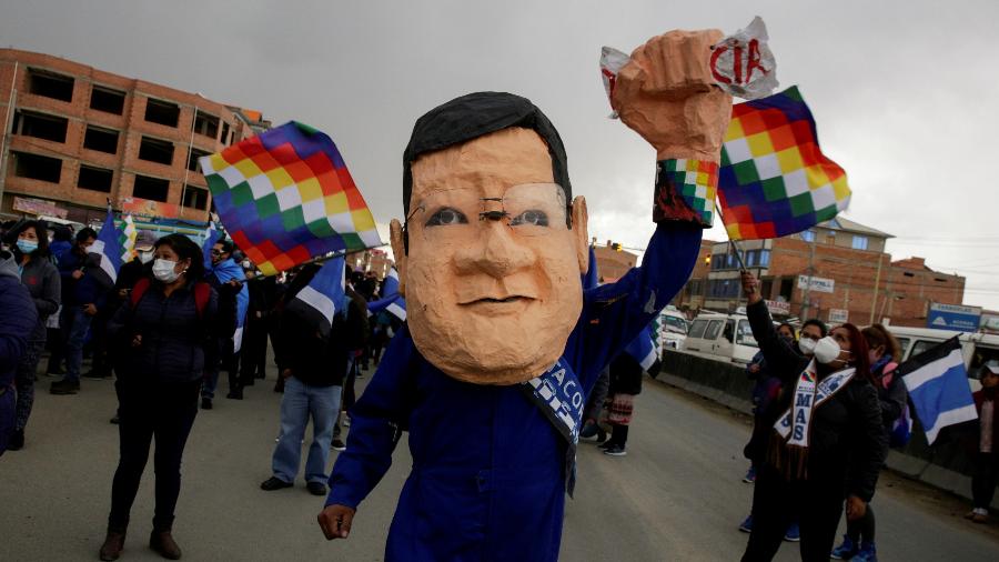 Homem com máscara do candidato do MAS à Presidência da Bolívia, Luis Arce, durante evento de campanha em El Alto - DAVID MERCADO/REUTERS