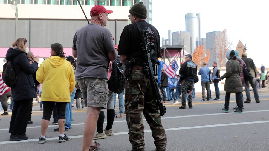 Homem com uma arma durante protesto em favor do presidente Donald Trump, em Detroit - Rebecca Cook/Reuters