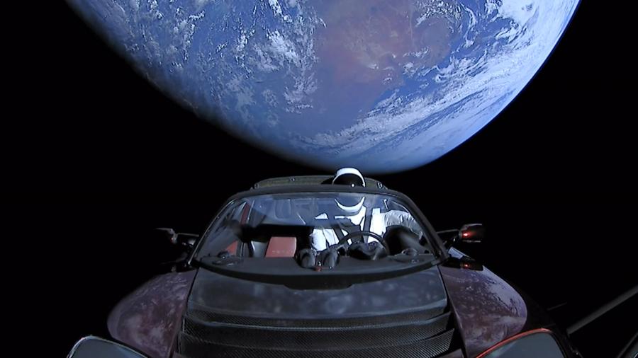 Tesla Roadster que Elon Musk enviou para espaço com um manequim vestido de astronauta em 2020 - Wikicommons