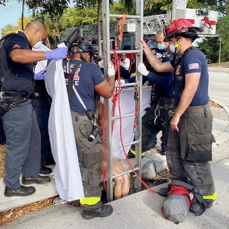 A mulher nua foi resgatada pelos bombeiros e policiais após uma transeunte ouvir os gritos dela no bueiro - Reprodução/Facebook/Delray Beach Fire Rescue 