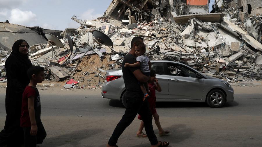 Família palestina caminha por ruas de Gaza após cessar-fogo - Suhaib Salem/Reuters