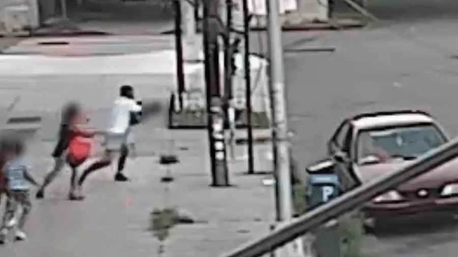 Mulher impede rapto do filho ao puxá-lo de carro de sequestrador, em Nova York - NYPD/Twitter