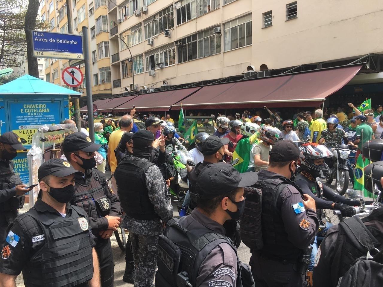 7.set.2021 - Um grupo de PMs do Rio recusa as investidas dos manifestantes. Alguns param para saudá-los, mas não recebem cumprimentos de volta - Lola Ferreira/UOL