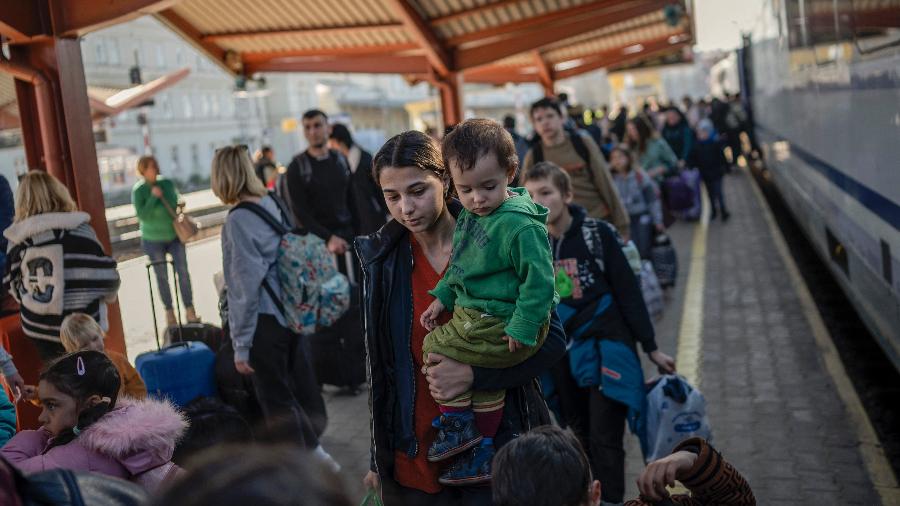 Ucranianos maioria dos ucranianos fugiu para os países vizinhos após a Rússia invadir o país, em 24 de fevereiro - ANGELOS TZORTZINIS/AFP