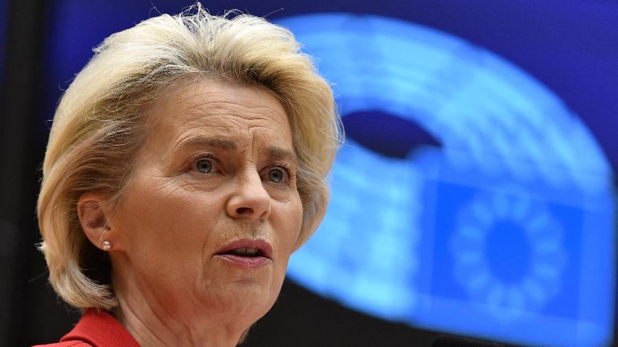 A presidente da Comissão Europeia, Ursula von der Leyen, discursa durante uma sessão plenária do Parlamento Europeu na sede da UE em Bruxelas - John Thys/AFP