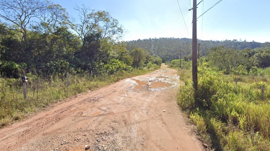 Corpos foram encontrados às margens de estrada de terra em Ferraz de Vasconcelos - Google Street View/Reprodução