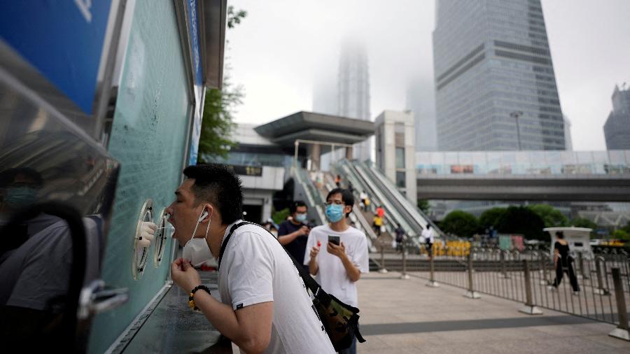 Homem passa por teste de covid-19 no distrito financeiro de Lujiazui, na China - REUTERS/Aly Song