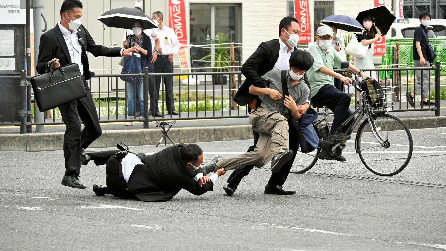 Suspeito de ter atirado contra Shinzo Abe é imobilizado por policiais em Nara, no oeste do Japão - The Asahi Shimbun/via REUTERS