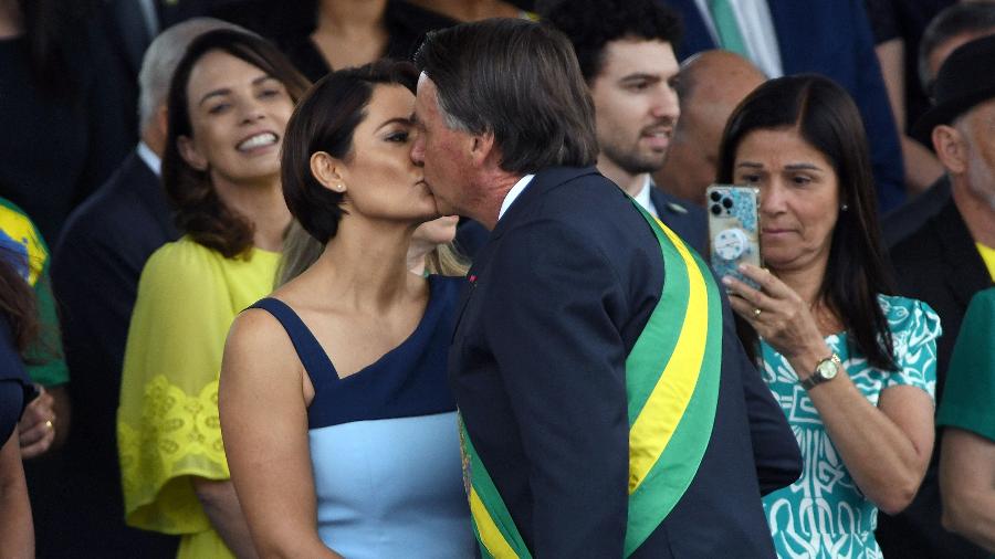 Jair Bolsonaro e a esposa, Michelle, se beijam durante comemoração do 7 de Setembro em Brasília - Edu Andrade/Fatopress/Estadão Conteúdo