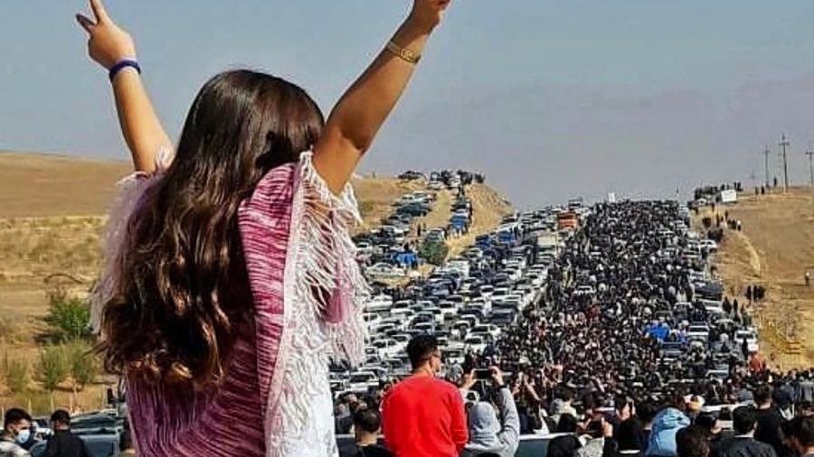 Mulher sem véu durante protesto na cidade natal de Mahsa Amini, no Irã - 26.out.2022 - Handout/AFP