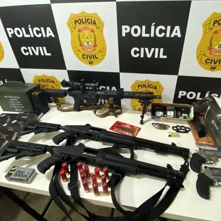 Arsenal encontrado com o homem acusado pela polícia de deixar explosivo perto do Aeroporto de Brasília - Divulgação/Polícia Civil do DF