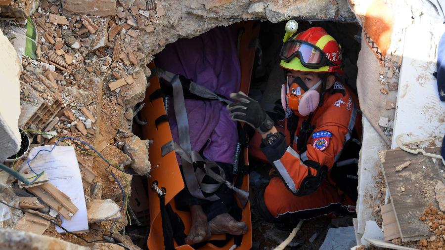 Um membro da equipe da China ajuda no resgate de vítimas em Antakya, na província de Hayay, Turquia - Xinhua/Shadati
