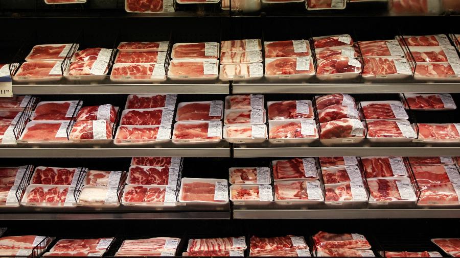 Bandejas de carne bovina em geladeira de supermercado - Arquivo - luoman/Getty Images