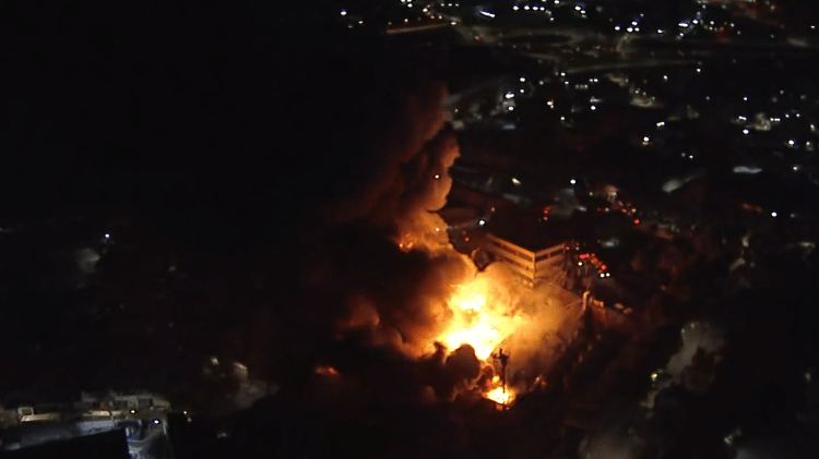O incêndio atinge uma indústria química no Jaraguá, na zona norte de São Paulo