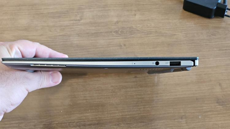 Asus Zenbook S 13 OLED tem pouco mais de 1 cm de espessura
