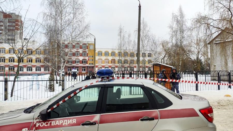 Policiais montam guarda do lado de fora do Ginásio Número Cinco após um tiroteio, em Bryansk, em 7 de dezembro de 2023