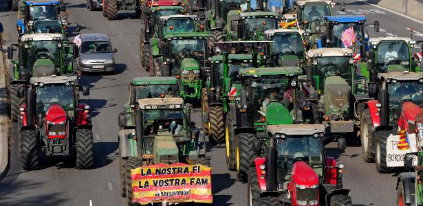 Tratores ocupam ruas de cidades espanholas em protestos de agricultores contra política da UE