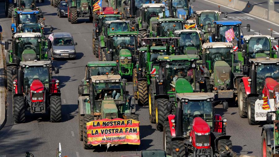 Agricultores em tratores protestam em Barcelona (Espanha) contra condições e políticas agrícolas europeias