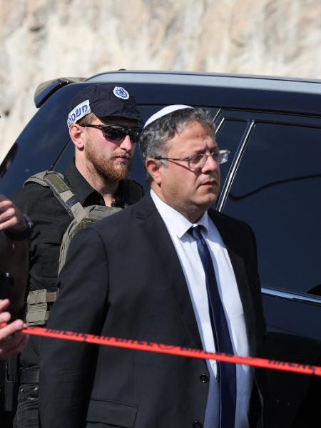 Itamar Ben Gvir, ministro da Segurança Nacional, em visita ao assentamento judaico de Maalé Adumin, na Cisjordânia - AHMAD GHARABLI / AFP