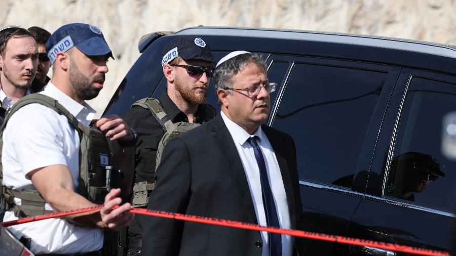 Itamar Ben Gvir, ministro da Segurança Nacional, em visita ao assentamento judaico de Maalé Adumin, na Cisjordânia