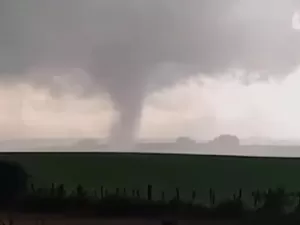 Tornado passa por cidade do interior do Rio Grande do Sul; veja vídeo
