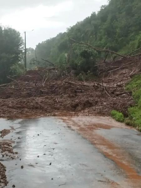 Deslizamento de terra na rua General Osório, em Roca Sales - Defesa Civil de Roca Sales/Divulgação