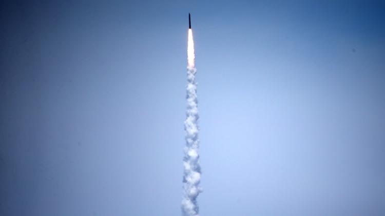 O Ground-based Midcourse Defense (GMD) do sistema de defesa contra mísseis balísticos dos EUA lançado durante um teste de voo na Base Aérea de Vandenberg