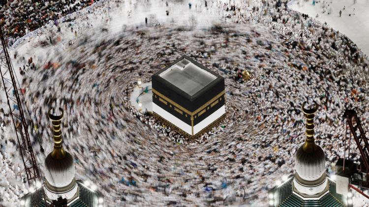 Os fiéis muçulmanos rezam em torno da Caaba, o santuário mais sagrado do Islã, na Grande Mesquita da cidade sagrada de Meca, na Arábia Saudita, antes da peregrinação anual