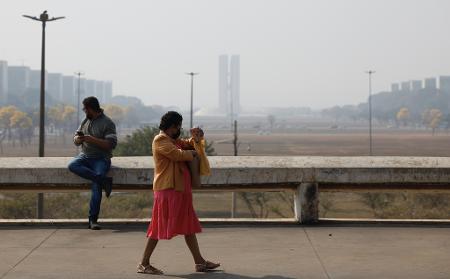 Fumaça de queimadas faz o plano-piloto desaparecer no horizonte, em Brasília