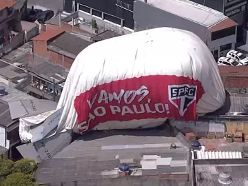 Dirigível com escudo do São Paulo cai em cima de casas em Osasco