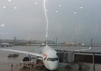 Raio atinge avião no aeroporto de Guarulhos durante temporal; veja vídeo - X/fl360aero