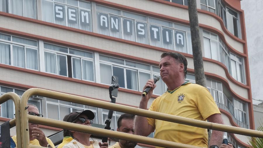 Bolsonaro discursa em Copacabana, no Rio, em defesa da anistia aos golpistas e a si mesmo. No prédio atrás de seu palanque, lê-se, em letras pregadas na janela: "SEM ANISTIA" Bolsonaro discursa em Copacabana, no Rio, em defesa da anistia aos golpistas e a si mesmo. No prédio atrás de seu palanque, lê-se, em letras pregadas na janela: "SEM ANISTIA"