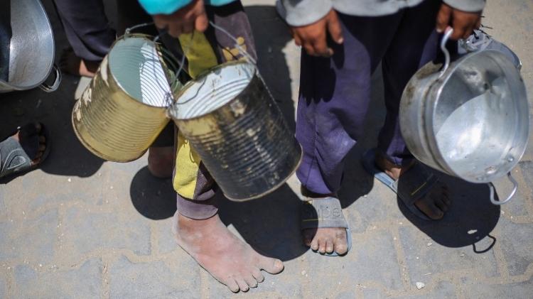 26.abr.2025 - Meninos palestinos aguardam na fila para conseguir alimentos fornecidos pelo PMA da ONU 26.abr.2025 - Meninos palestinos aguardam na fila para conseguir alimentos fornecidos pelo PMA da ONU