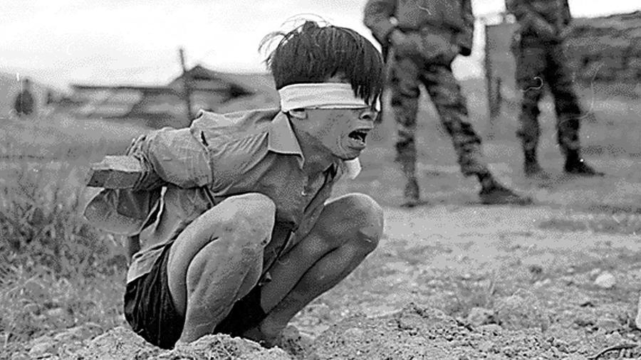 Um guerrilheiro vietcongue, detido pelas tropas especiais norte-americanas A-109, amarrado e com os olhos vendados, aguarda para ser interrogado em Thuong Duc, 25 km distante de Da Nang (Vietnã), em 23 de janeiro de 1967 Um guerrilheiro vietcongue, detido pelas tropas especiais norte-americanas A-109, amarrado e com os olhos vendados, aguarda para ser interrogado em Thuong Duc, 25 km distante de Da Nang (Vietnã), em 23 de janeiro de 1967