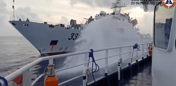 Filipinas acusa a China de usar canhões de água contra seus navios