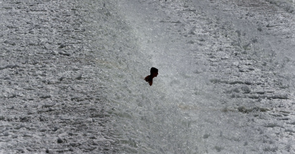 04.ago.2015 - Homem se refresca em água de rio, na cidade de Landesberg, na Alemanha