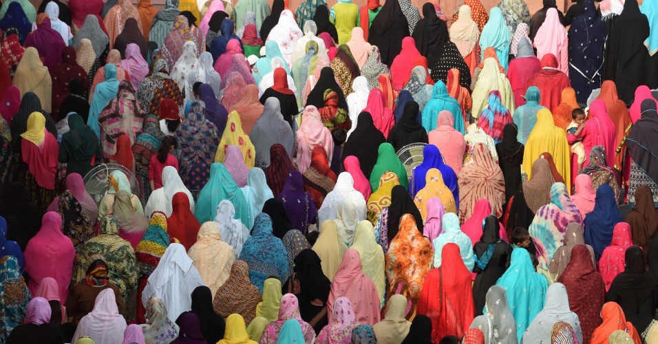 25.set.2015 - Muçulmanas oferecem orações do Eid al-Adha (Festival do Sacrifício) na mesquita Badshahi, em Lahore, no Paquistão