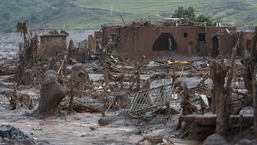 9.nov.2015 - Escombros da vila de Bento Rodrigues, destruída por uma enxurrada de lama após rompimento de barragens nos município de Mariana (MG). A cena na região é digna da passagem de um furacão. Há casas sem telhado, preenchidas quase por completo de lama, e carros lançados metros adiante. Só as casas mais afastadas ainda têm telhado