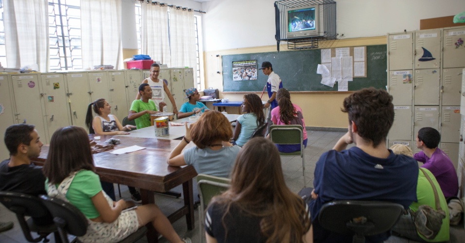 4.dez.2015 - Alunos do E.E. Miss Browne, um dos colégios ocupados pelos estudantes assistem ao pronunciamento feito pelo governador Geraldo Alckmin (PSDB) quando foi anunciada a suspensão do processo de reorganização da educação no Estado de São Paulo