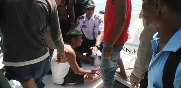 Sobrevivente do barco de passageiros que naufragou na Indonésia foi resgatado no porto de Kolaka - Lukas/Xinhua